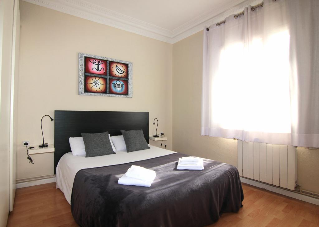 Classbedroom Gaudi Apartments Barcelona Szoba fotó